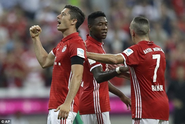 Lewandowski lap hat-trick cho Bayern anh 2