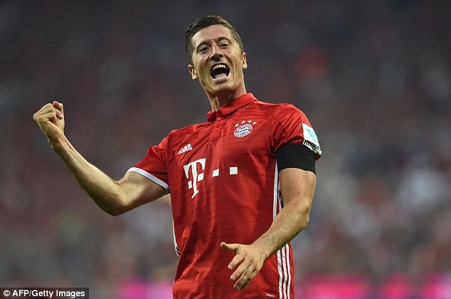 Lewandowski lap hat-trick cho Bayern anh 10