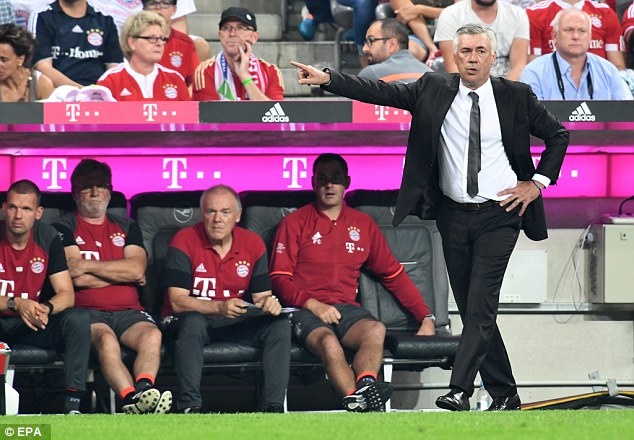 Lewandowski lap hat-trick cho Bayern anh 6