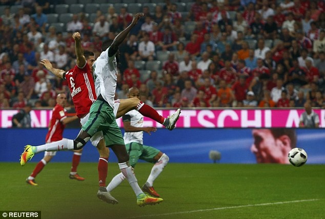 Lewandowski lap hat-trick cho Bayern anh 7