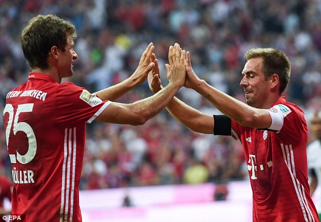 Lewandowski lap hat-trick cho Bayern anh 8