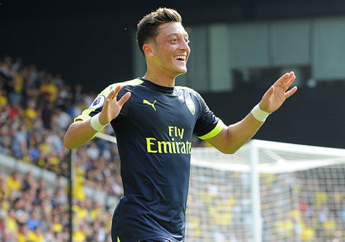 Oezil tro lai va ghi ban, Arsenal co chien thang dau tien hinh anh