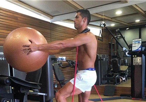 Ronaldo vui minh trong phong tap, san sang tro lai thi dau hinh anh