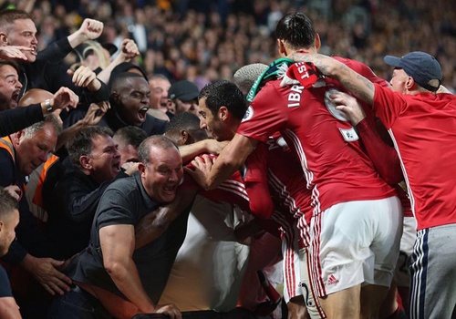 Gan tron doi hinh MU an mung chien thang tren trang ca nhan hinh anh