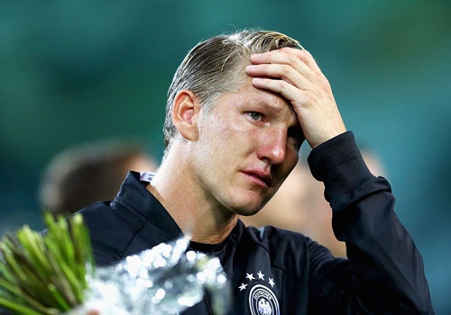 ‘Chien binh vi dai’ Schweinsteiger khoc khi chia tay DT Duc hinh anh