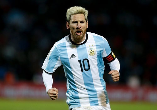 Messi nen dau ra san, ghi ban giup Argentina len ngoi dau hinh anh