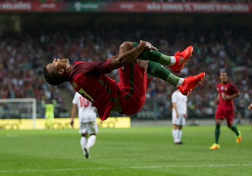 Lap cu dup cho Bo Dao Nha, Nani an mung santo dep mat hinh anh