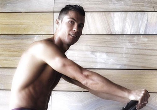 Cristiano Ronaldo ren co bung trong phong tap hinh anh