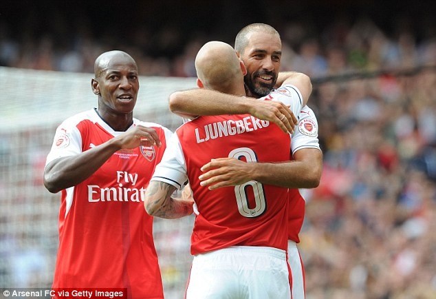 Doi huyen thoai Arsenal thang 4-2 anh 4