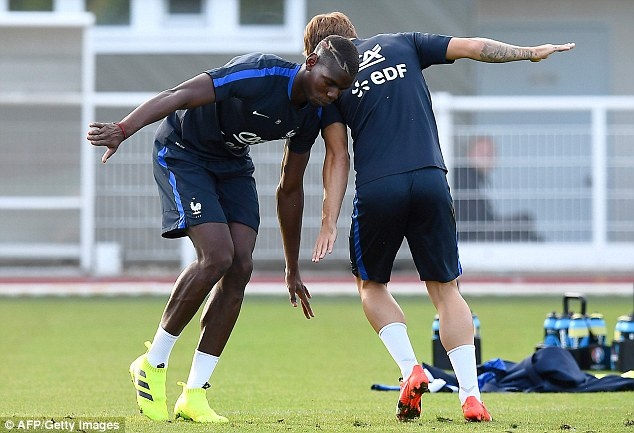 Pogba quay tren san tap cua DT Phap anh 2