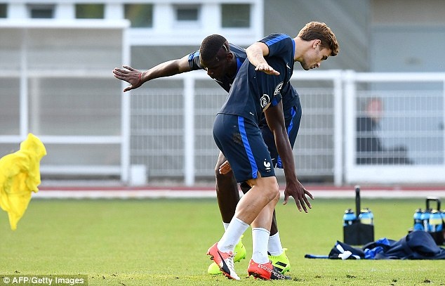 Pogba quay tren san tap cua DT Phap anh 3