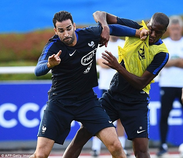 Pogba quay tren san tap cua DT Phap anh 7