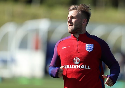 Fan tuc gian khi MU co the mat Luke Shaw hinh anh