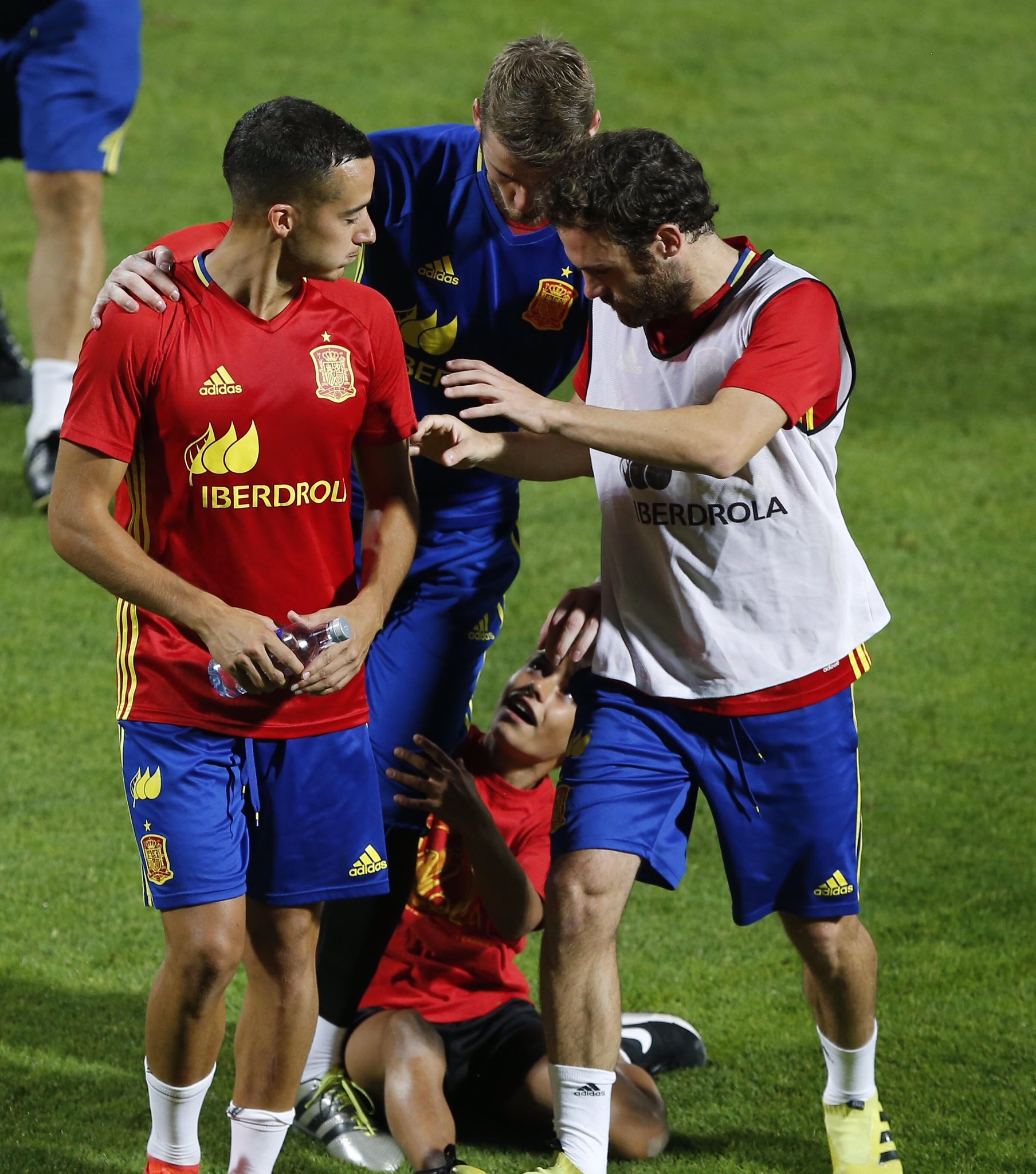 De Gea tang ao dau cho fan nhi anh 1