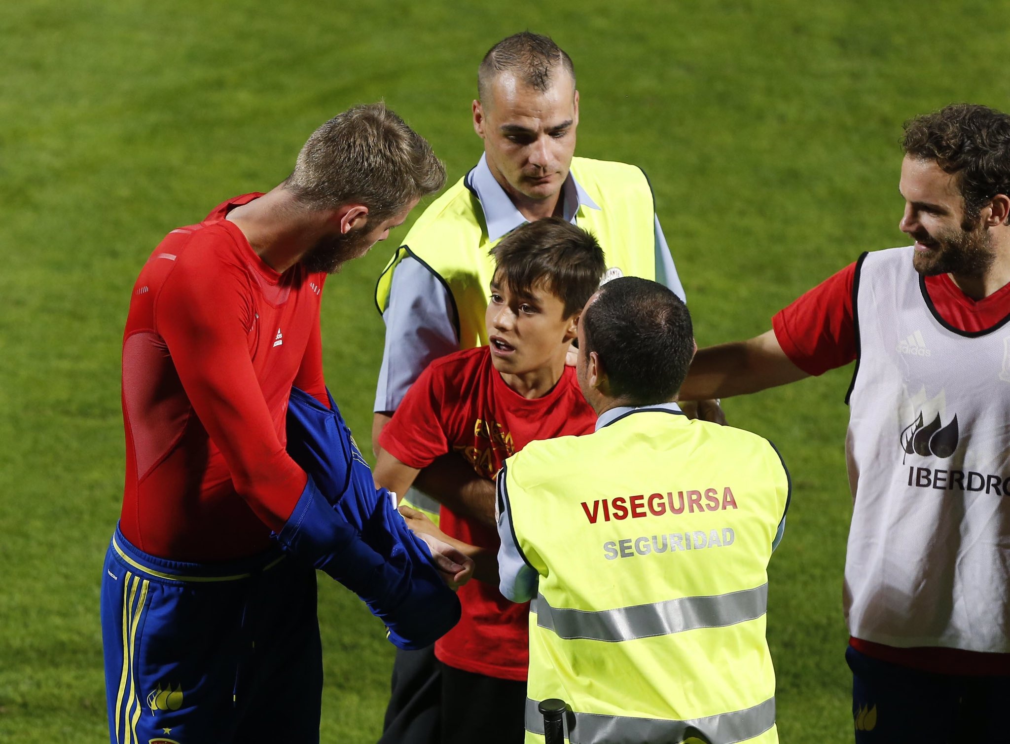 De Gea tang ao dau cho fan nhi anh 2