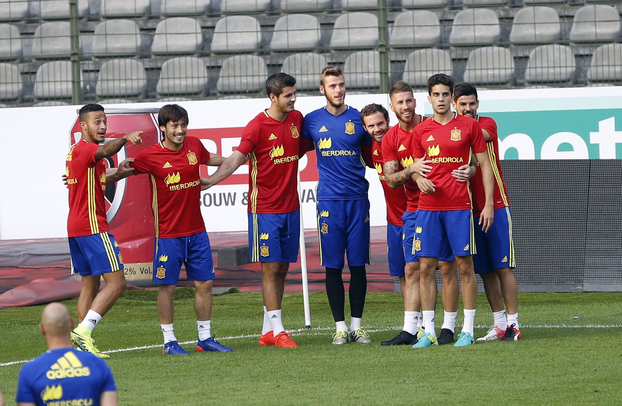 De Gea tang ao dau cho fan nhi anh 3