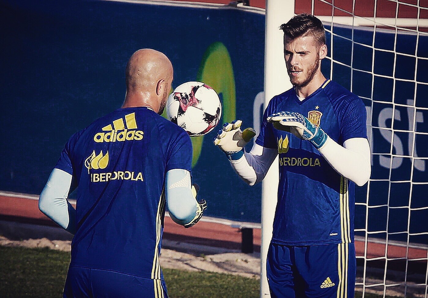 De Gea tang ao dau cho fan nhi anh 4