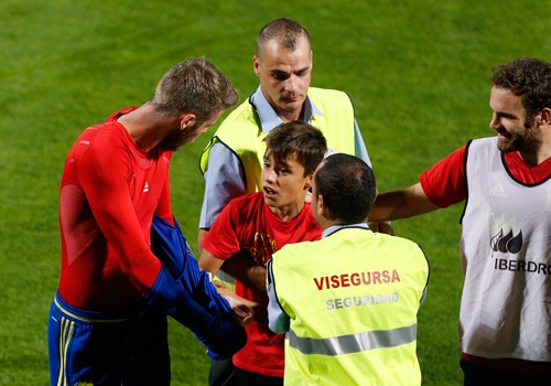 De Gea coi ao tang fan nhi tren san tap hinh anh