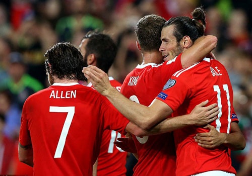 Gareth Bale ruc sang giup xu Wales len ngoi dau bang hinh anh