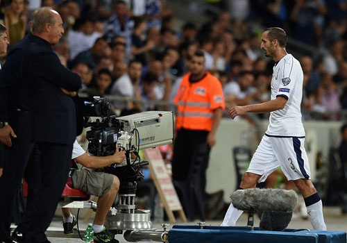 DT Italy thang Israel 3-1 du thi dau thieu nguoi hinh anh