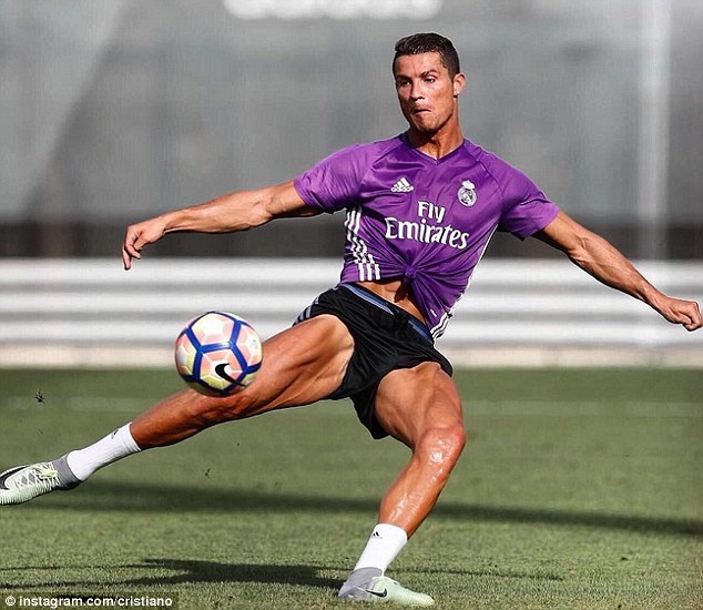 Ronaldo đăng ảnh cơ bắp lên trang Instagram ảnh 1 Ronaldo dang anh co bap len trang Instagram anh 1