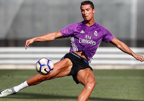 Ronaldo dang anh co bap truoc khi tro lai thi dau hinh anh