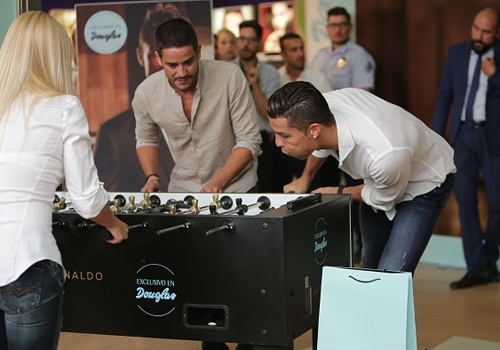 Ronaldo choi tieu xao truoc nguoi ham mo hinh anh