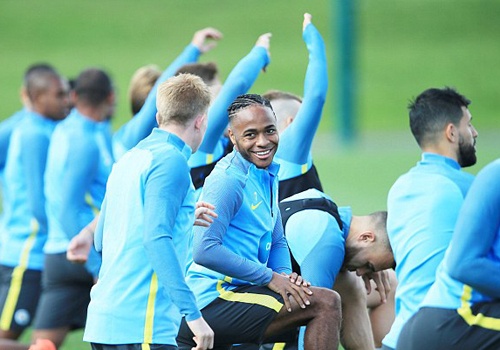 Sterling vui dua tren san tap truoc tran gap MU hinh anh