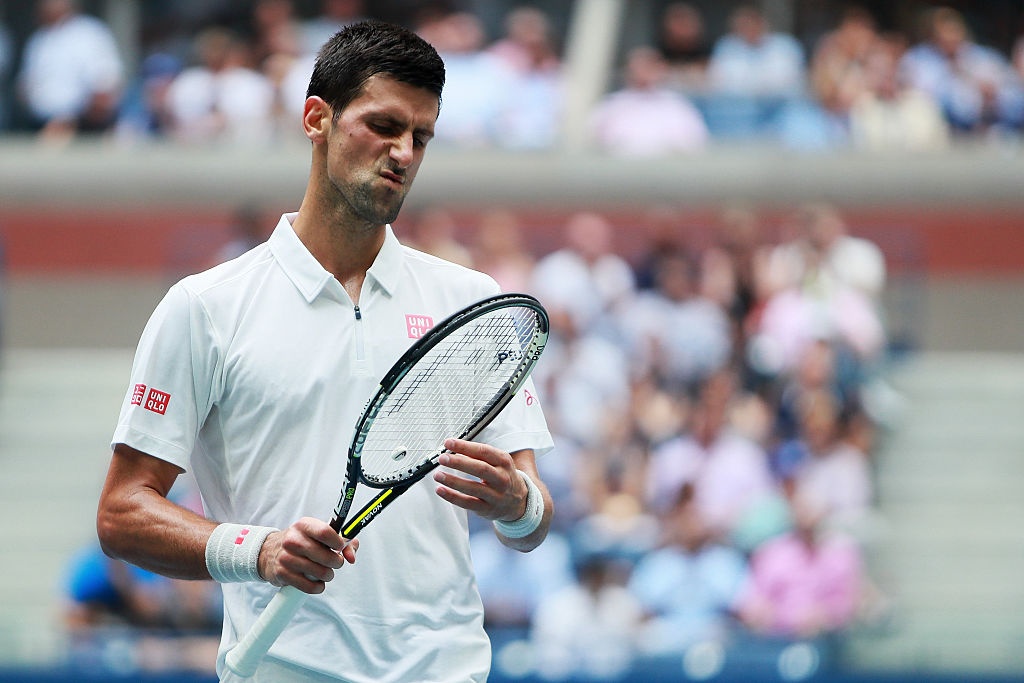 Djokovic tức giận xé áo đấu ảnh 5 Djokovic tuc gian xe ao dau anh 5