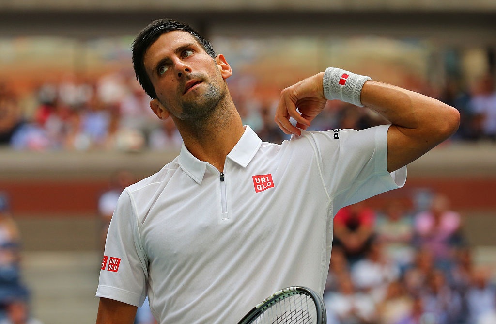Djokovic tức giận xé áo đấu ảnh 3 Djokovic tuc gian xe ao dau anh 3