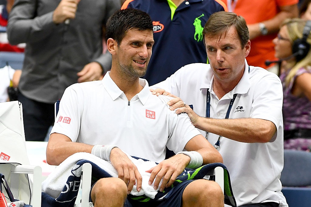 Djokovic tức giận xé áo đấu ảnh 4 Djokovic tuc gian xe ao dau anh 4