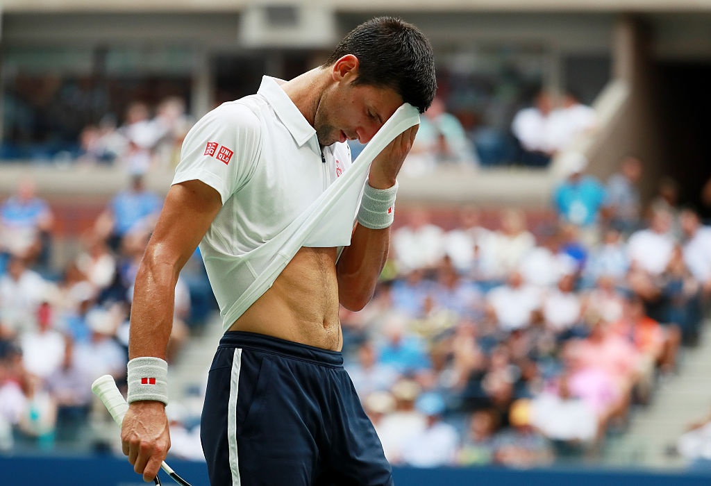 Djokovic tức giận xé áo đấu ảnh 2 Djokovic tuc gian xe ao dau anh 2