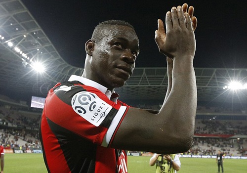 Balotelli lap cu dup trong tran ra mat doi bong moi hinh anh
