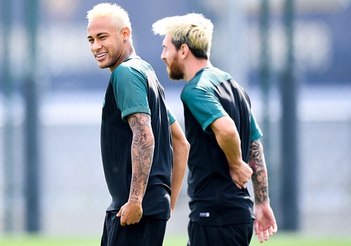 Barca gioi thieu ao tap moi, dung doi hinh manh nhat hinh anh