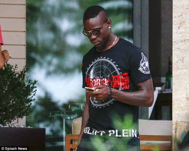 Balotelli ăn cùng người phụ nữ bí ẩn ảnh 2 Balotelli an cung nguoi phu nu bi an anh 2