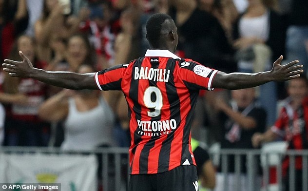 Balotelli ăn cùng người phụ nữ bí ẩn ảnh 4 Balotelli an cung nguoi phu nu bi an anh 4