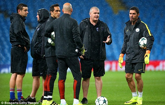 Man City vs Moenchengladbach bị hoãn do mưa ảnh 5 Man City vs Moenchengladbach bi hoan do mua anh 5