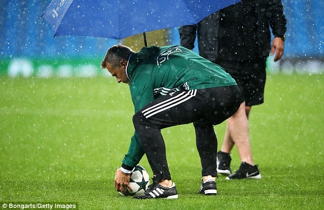 Man City vs Moenchengladbach bị hoãn do mưa ảnh 8 Man City vs Moenchengladbach bi hoan do mua anh 8