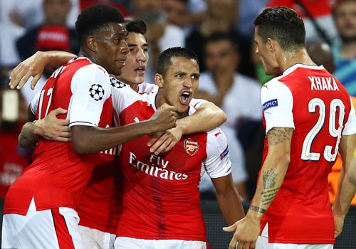 Arsenal thoat thua truoc PSG trong tran co 2 the do hinh anh