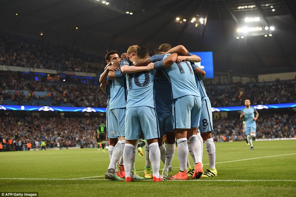 Sergio Aguero lap hat-trick cho Man City anh 2