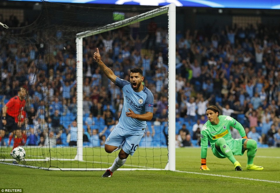 Sergio Aguero lap hat-trick cho Man City anh 3