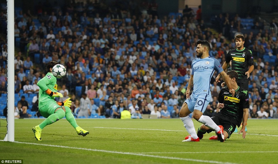 Sergio Aguero lap hat-trick cho Man City anh 4