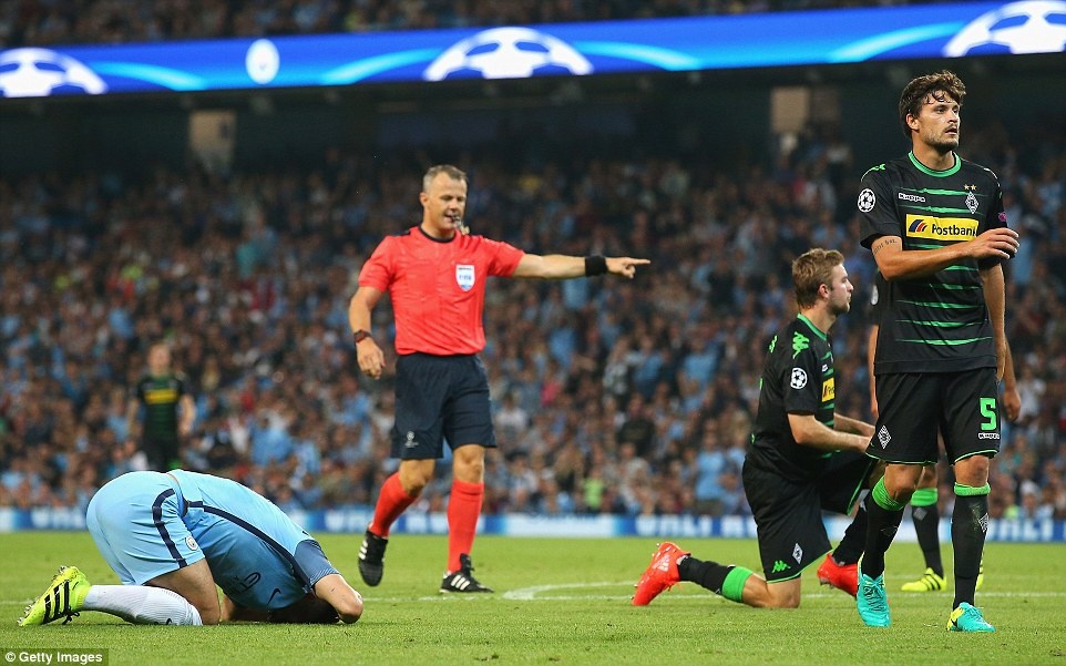 Sergio Aguero lap hat-trick cho Man City anh 5