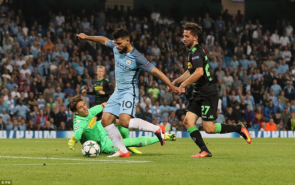 Sergio Aguero lap hat-trick cho Man City anh 9