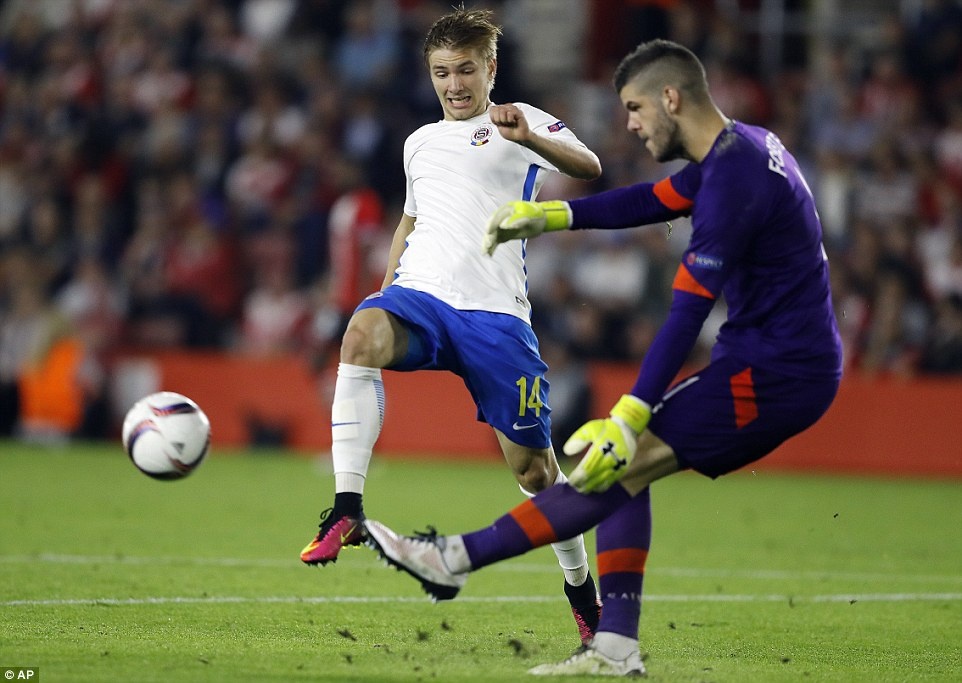 Southampton thang 3-0 o Europa League anh 7