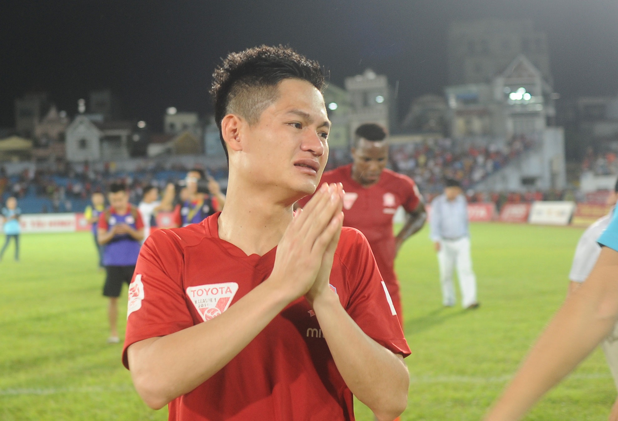 Cau thu Hai Phong khoc anh 2