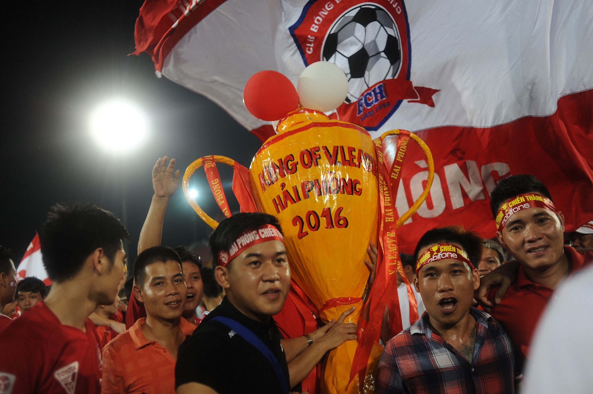 Cau thu Hai Phong khoc anh 7