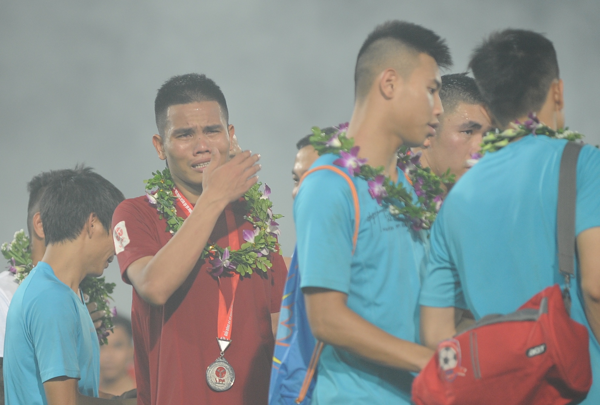 Cau thu Hai Phong khoc khi nhan HCB V.League 2016 hinh anh