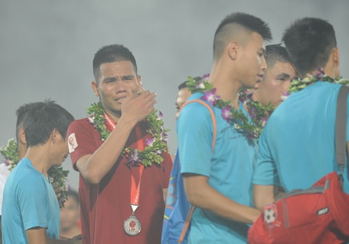 Cau thu Hai Phong khoc anh 4