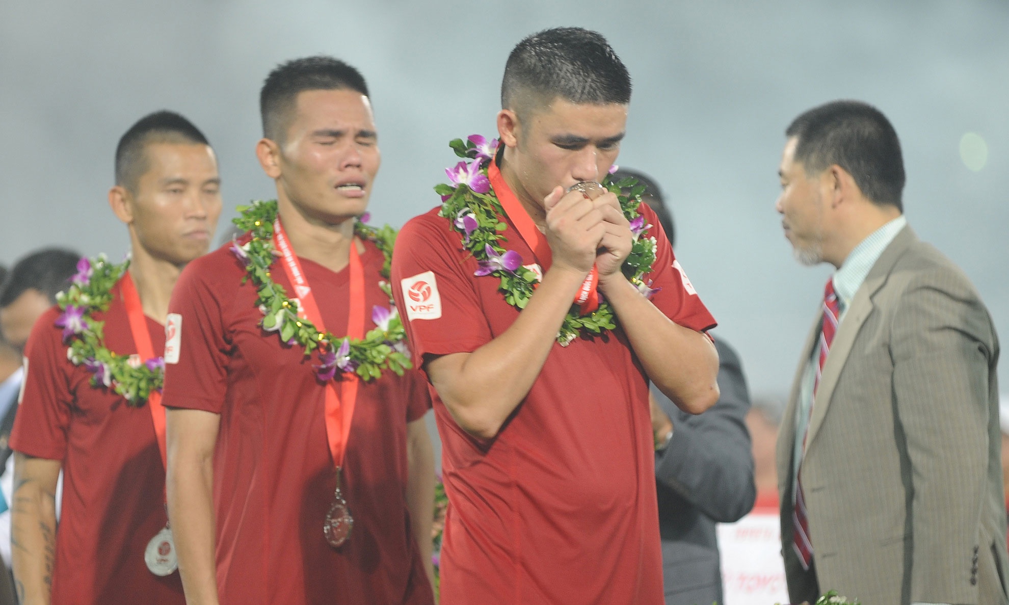 Cau thu Hai Phong khoc anh 3